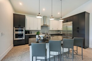 Fridge, microwave, stovetop, dishwasher - Contemporary Naples Home w/ Outdoor Kitchen & Pool (Naples)