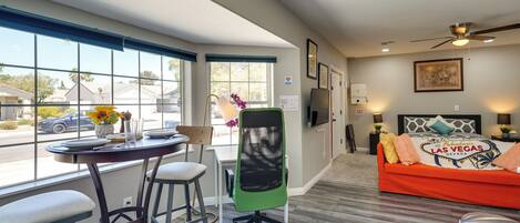 Schreibtisch, Bügeleisen/Bügelbrett, Reisekinderbett, WLAN