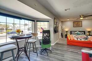 Schreibtisch, Bügeleisen/Bügelbrett, Reisekinderbett, WLAN