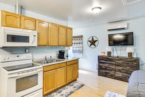 Refrigerador, microondas, parrilla de estufa y cafetera y tetera