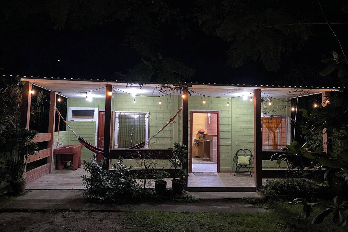 Una casa amb un porxo, una cadira espanyola i llums penjades.