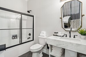 Haartrockner, Handtücher, Seife, Toilettenpapier