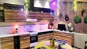 Una cocina moderna con armarios de madera, una isla central e iluminación colgante.