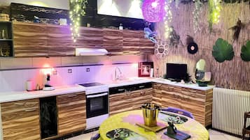 Microondas, horno, cafetera y tetera y tostadora