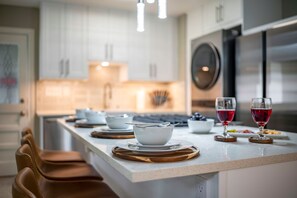 Fridge, microwave, oven, stovetop - Heights Bungalow • Midterm Stay • Crew & Insurance OK -KingSuite -Fencd Backyard (Houston)