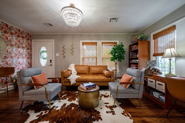 Smart TV, books - Heights Bungalow • Midterm Stay • Crew & Insurance OK -KingSuite -Fencd Backyard (Houston)