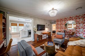 Smart TV, books - Heights Bungalow • Midterm Stay • Crew & Insurance OK -KingSuite -Fencd Backyard (Houston)