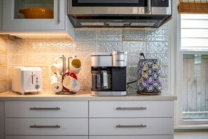 Réfrigérateur, four à micro-ondes, un four, surface de cuisson