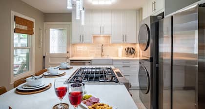 Houston Heights VRBO Bungalow, KingBed, Fenced Yard, Pet Friendly, Stocked Kitcn