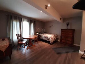 7 عدّة غرف نوم ومكواة/لوح كي وواي فاي وملاءات أسرّة