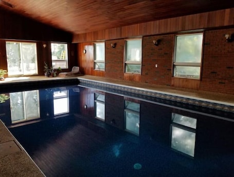 A heated pool. Family rental: all available rooms spaces
