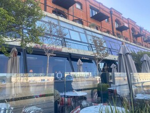 Outdoor dining - Puerto Madero 20th Floor River View in front of Hilton (Buenos Aires)