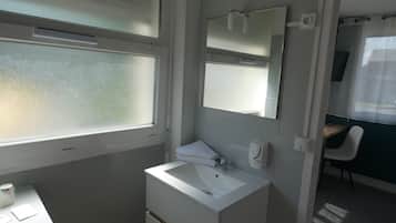 Habitación doble Confort | Baño | Regadera, toallas, jabón, shampoo