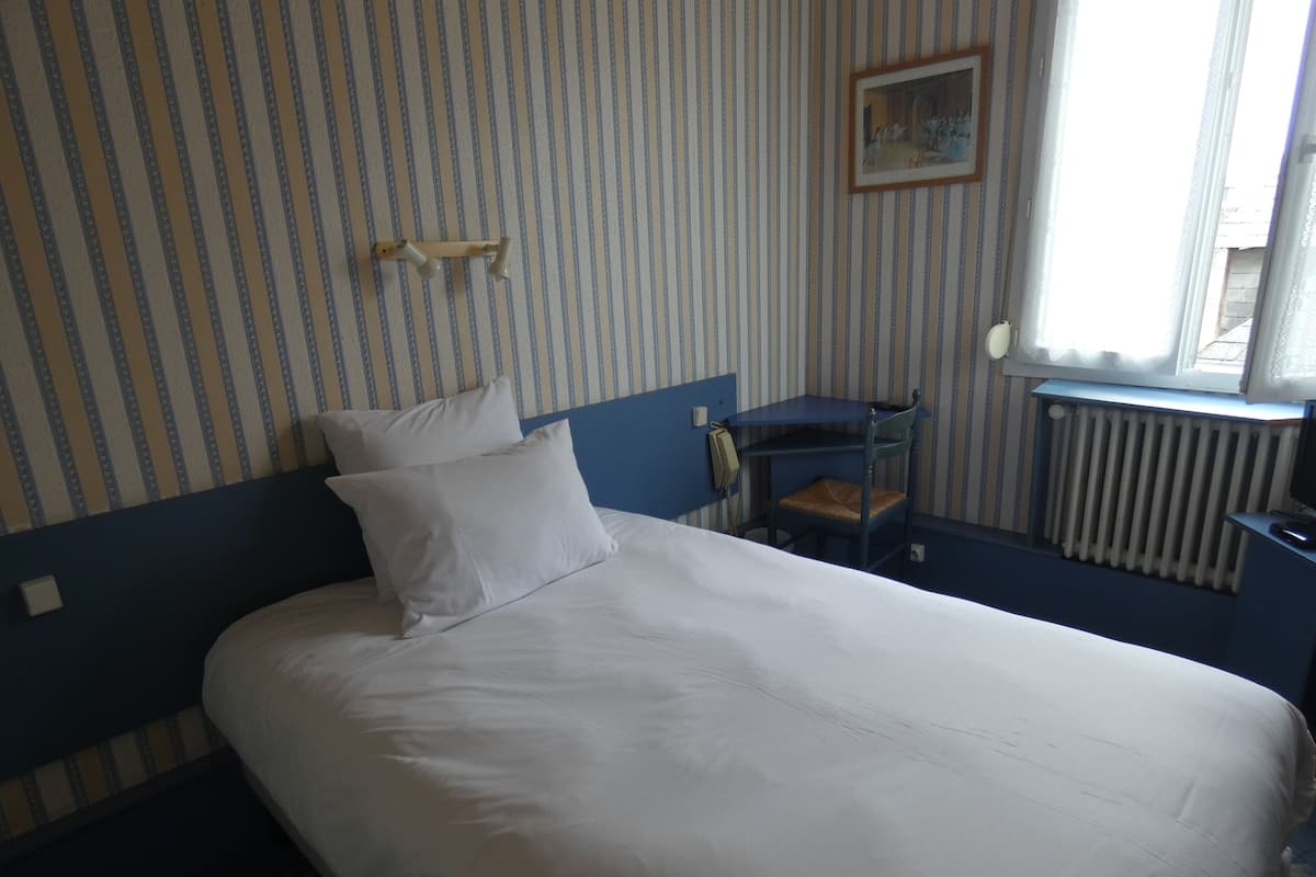 Standard Single Room | Individually decorated, desk, blackout curtains, iron/ironing board