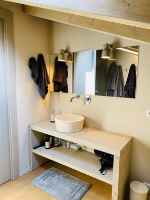 Regadera, secadora de cabello, bidet, toallas 