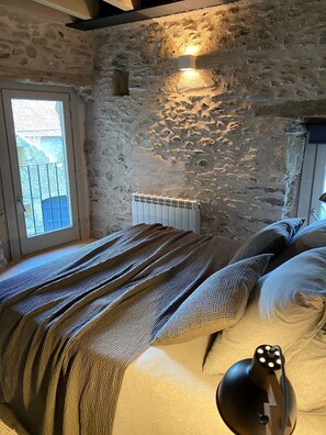 3 habitaciones, tabla de planchar con plancha, cuna de viaje y wifi 