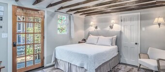 Relaxing garden cottage with sauna
