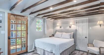 Relaxing garden cottage with sauna