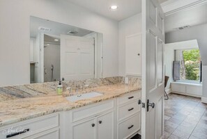 Shower - Spacious Private Apartment
 (Shreveport)