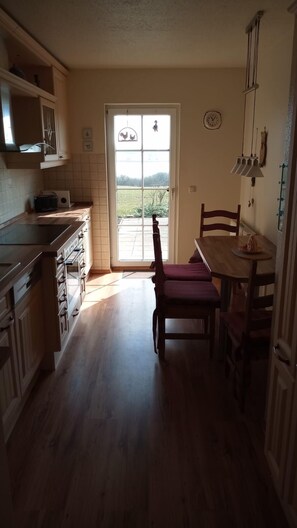 Fridge, oven, dishwasher, coffee/tea maker