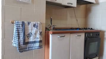 Piano cottura, pentole/stoviglie/utensili, carta assorbente