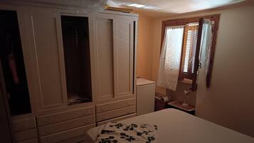 2 makuuhuonetta, silitysrauta/-lauta, ilmainen Wi-Fi, vuodevaatteet