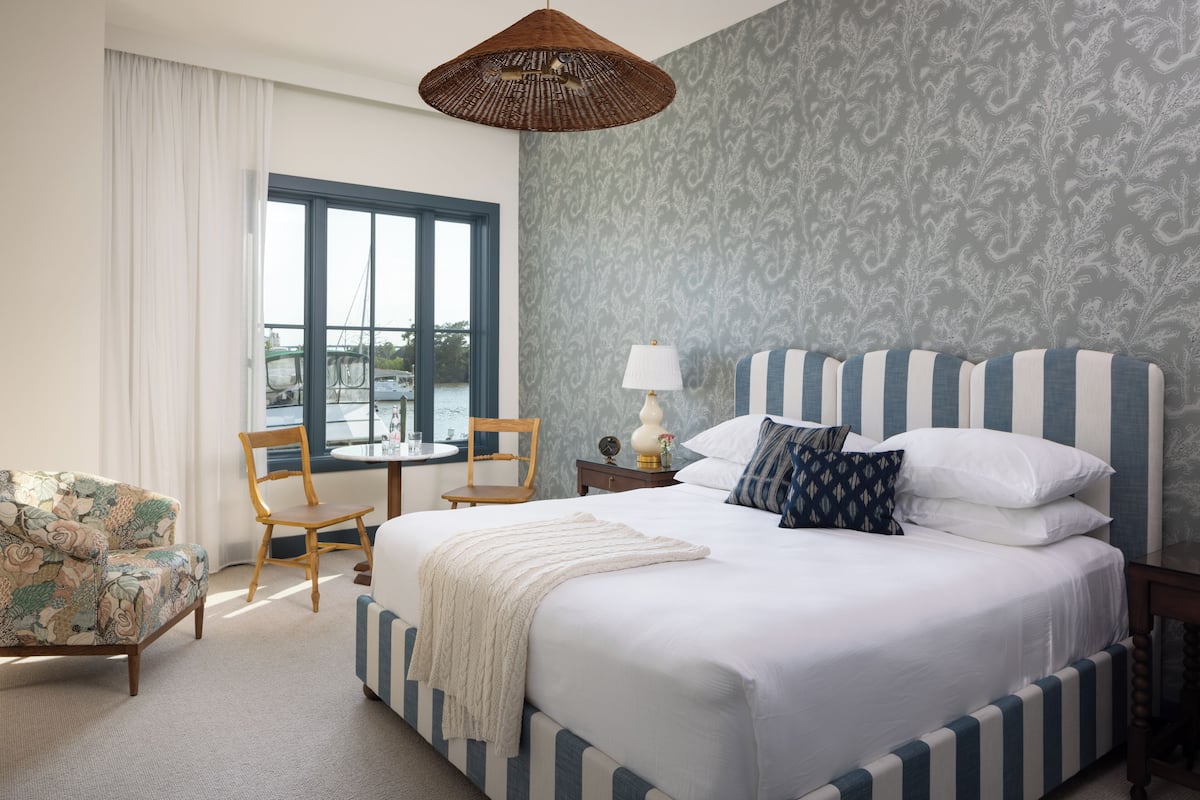 Deluxe Single Room, 1 King Bed, River View | Hypo-allergenic bedding, in-room safe, blackout curtains, free WiFi