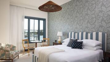 Deluxe Single Room, 1 King Bed, River View | Hypo-allergenic bedding, in-room safe, blackout drapes, free WiFi