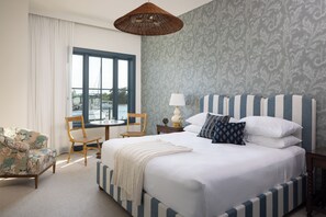 Ropa de cama hipoalergénica y caja de seguridad en la habitación