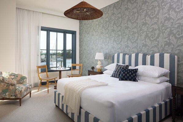 ملاءات للفراش لا تسبب الحساسية وخزنة داخل الغرفة وستائر تعتيم