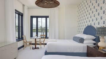 Habitación doble Deluxe, 2 camas Queen size, vista al río | Ropa de cama hipoalergénica y caja de seguridad en la habitación