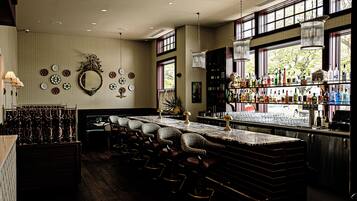 2 Bars/Lounges