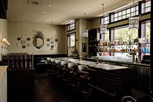 2 bares/lounges