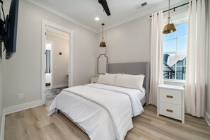 4 bedrooms, iron/ironing board, WiFi, bed sheets