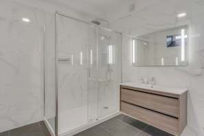 Dusj, hårføner, håndklær og såpe