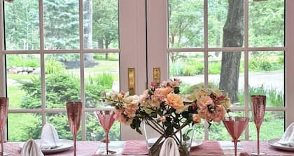 Luxury Farm Stay-The Cottage at Glenrose - Wolf Pine Hollow