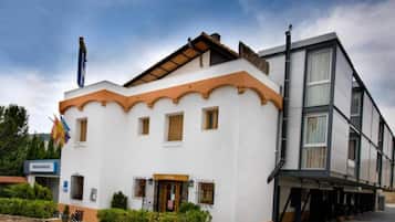 Vista frontal de la propiedad