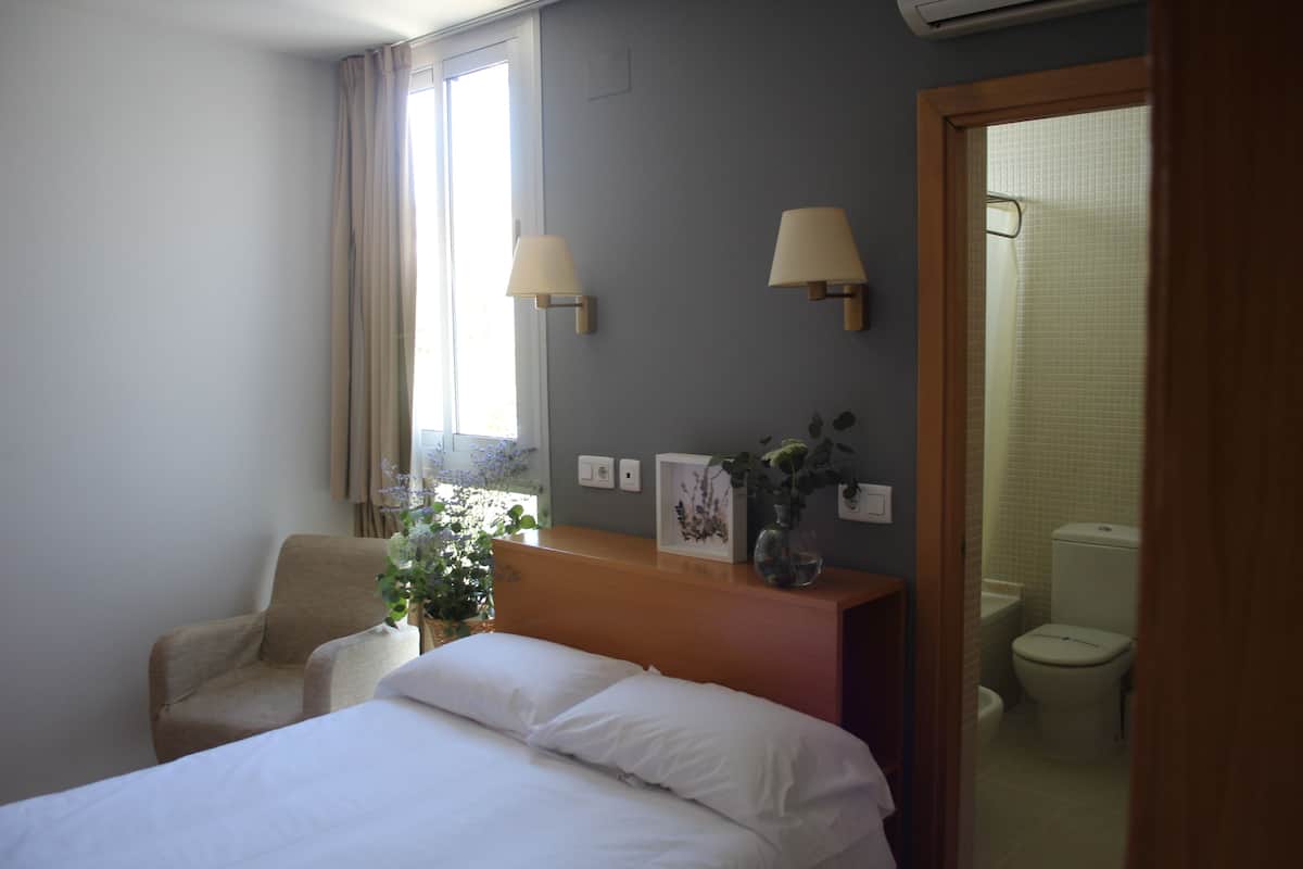 Habitación estándar con 1 cama doble o 2 individuales | Wifi gratis y ropa de cama
