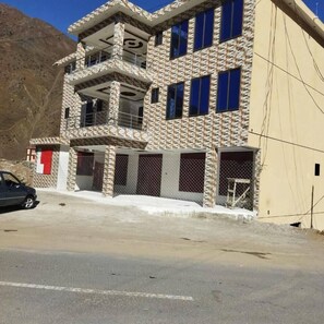 Front of property - New Taaj Mahal Hotel Burawai (Balakot)