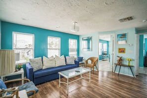 Living area - making memories at madeira (Madeira Beach)