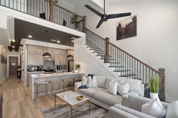 Smart TV - 2 Bedroom Suite + Loft, Second Floor (Helena)