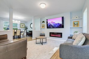 Smart-tv, eldstad, tv-spel och ett bordtennisbord