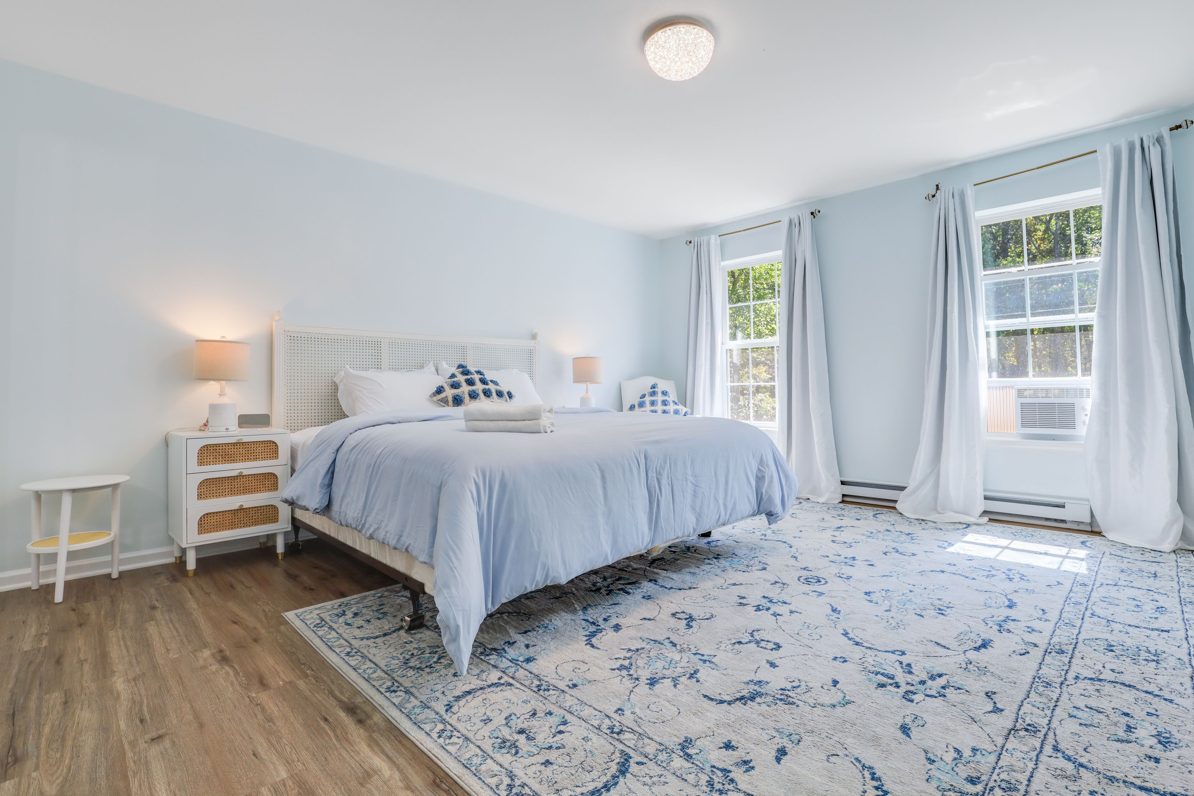 4 bedrooms, desk, iron/ironing board, travel crib