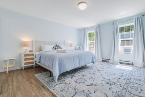 4 makuuhuonetta, työpöytä, silitysrauta/-lauta, vauvan matkasänky