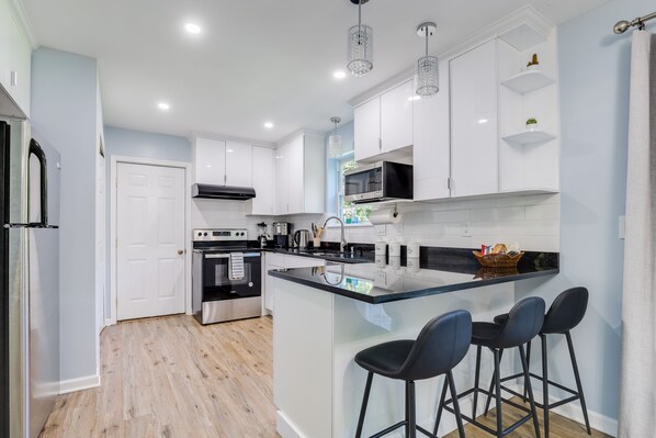 Jääkaappi, mikroaaltouuni, uuni, liesi