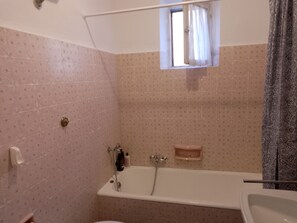 Hårføner, bidé, håndklær og såpe