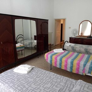 3 bedrooms, desk, iron/ironing board, free WiFi