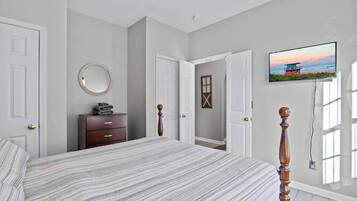 3 habitaciones y tabla de planchar con plancha