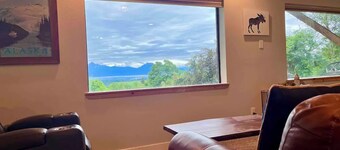 Ocean and Mountain views, 10 minutes to the Spit