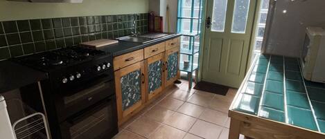 Een koelkast, een microgolfoven, een oven, een waterkoker